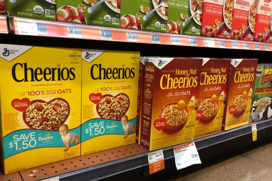Los productos Cheerios y Honey Nut Cheerios de General Mills Inc. se exhiben en los estantes de una tienda Whole Foods Market en Venice, California. (Lisa Baertlein/Reuters)