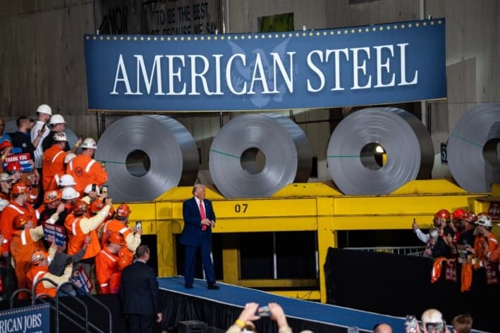 El presidente Donald Trump llega para pronunciar un discurso en la US Steel Corporation—Irvin Works, en West Mifflin, Pensilvania, el 30 de mayo de 2025. (Madalina Vasiliu/The Epoch Times)
