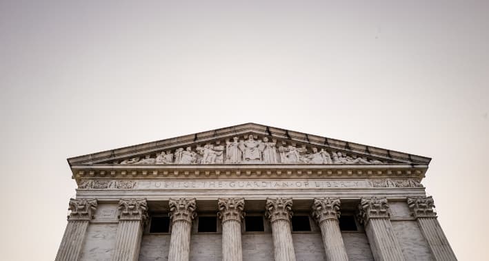 La Corte Suprema en Washington, 3 de junio de 2025. El 18 de junio, la Corte emitió una importante decisión en el caso Estados Unidos contra Skrmetti, ratificando la prohibición de Tennessee de la llamada «atención de afirmación de género» para menores, incluyendo bloqueadores de la pubertad y hormonas cruzadas. (Madalina Vasiliu/The Epoch Times)