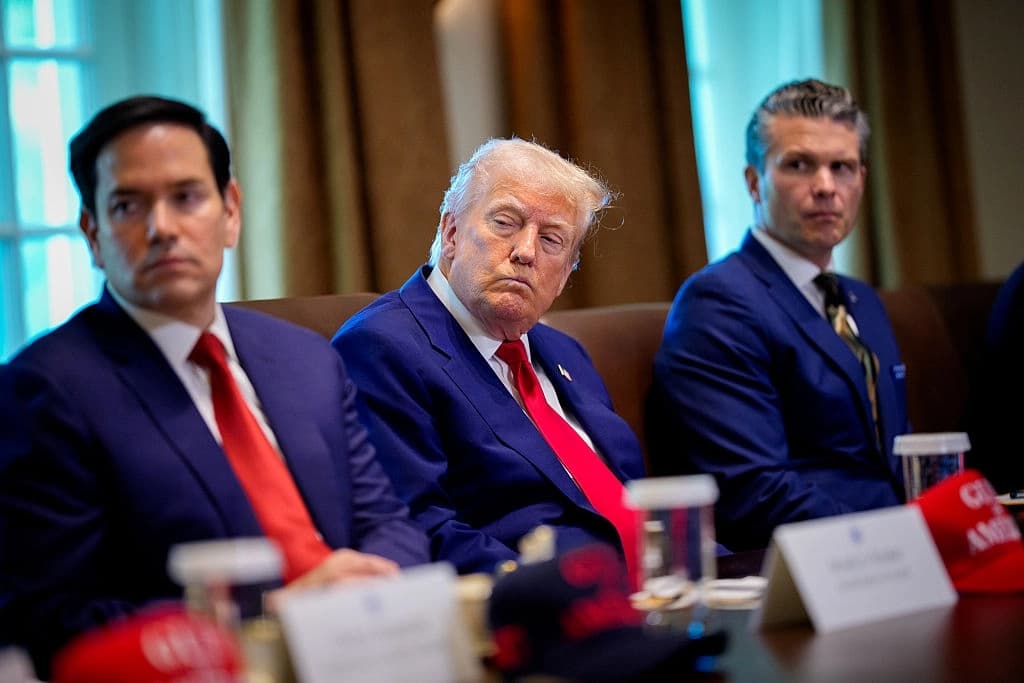(De izquierda a derecha) El secretario de Estado Marco Rubio, el presidente Donald Trump y el secretario de Defensa Pete Hegseth asisten a una reunión del Gabinete en la Casa Blanca, el 30 de abril de 2025. (Andrew Harnik/Getty Images)