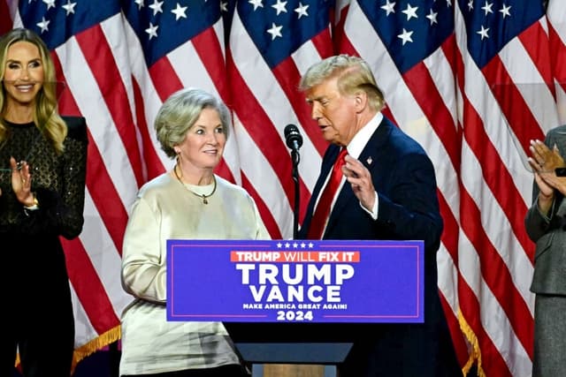 El presidente electo Donald Trump saluda a su directora de campaña, Susie Wiles, durante un acto electoral celebrado en el Centro de Convenciones de West Palm Beach, Florida, el 6 de noviembre de 2024. (Jim Watson/AFP/Getty Images)