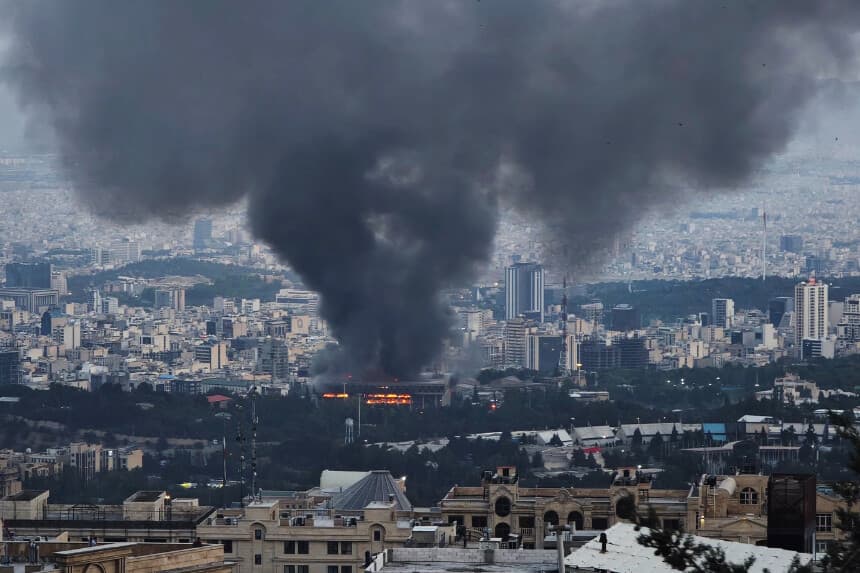 El humo se eleva tras un ataque israelí contra un edificio utilizado por la Red de Noticias de la República Islámica de Irán, parte de la cadena de televisión estatal iraní, en Teherán, Irán, el 16 de junio de 2025. (Stringer/Getty Images).