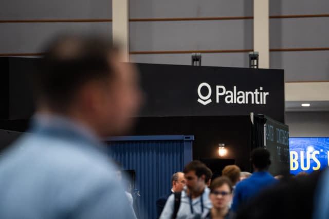 La empresa de software Palantir Technologies en un stand durante el AI+Expo Special Competitive Studies Project en Washington, el 2 de junio de 2025. (Madalina Vasiliu/The Epoch Times)