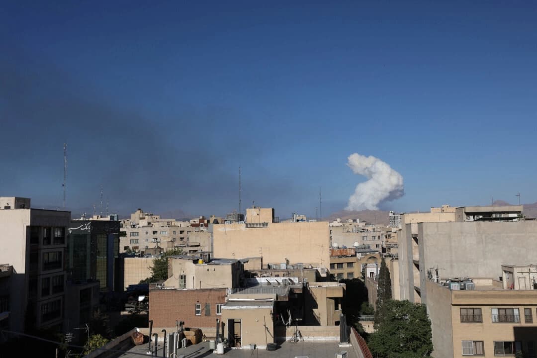 El humo se eleva tras un ataque israelí en Teherán, Irán, el 18 de junio de 2025. (Majid Asgaripour/WANA, Agencia de Noticias de Asia Occidental vía REUTERS)