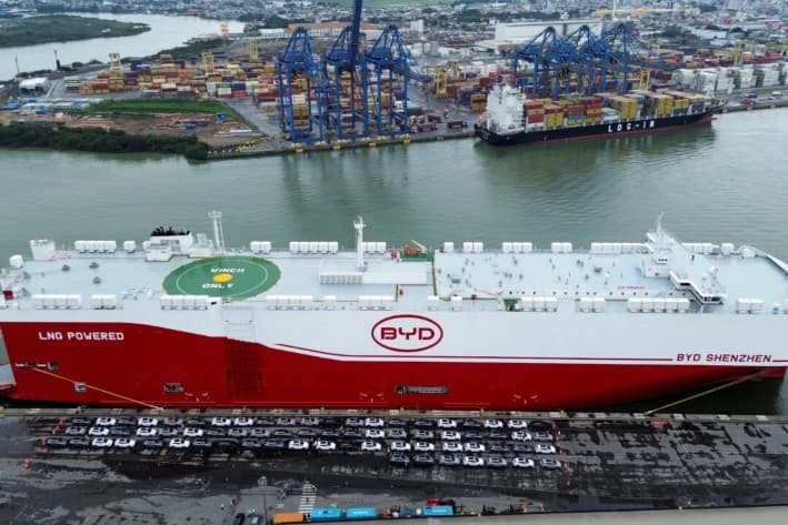 Una imagen captado por un dron muestra un buque BYD atracando para entregar vehículos en el puerto de Itajaí, en Santa Catarina, Brasil, el 28 de mayo de 2025. (Anderson Cohelo/Reuters)