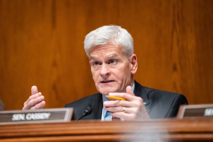 El senador Bill Cassidy (R-LA) habla durante una audiencia en el Capitolio, en Washington, el 14 de mayo de 2025. (Madalina Vasiliu/The Epoch Times).