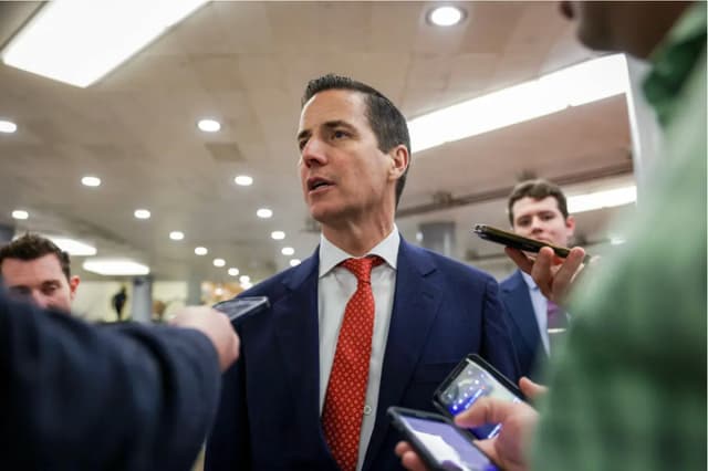 El senador Bernie Moreno (R-Ohio) habla con los periodistas en el Capitolio de los Estados Unidos, el 13 de enero de 2025. (Kayla Bartkowski/Getty Images)