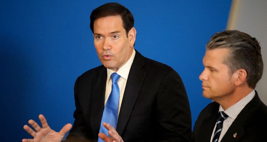 El secretario de Estado Marco Rubio (Izq.) habla con los medios de comunicación mientras el secretario de Defensa de Estados Unidos, Pete Hegseth (Dcha.), observa al inicio de la segunda jornada de la Cumbre de la OTAN de 2025, celebrada el 25 de junio de 2025 en La Haya, Países Bajos. (Andrew Harnik/Getty Images)