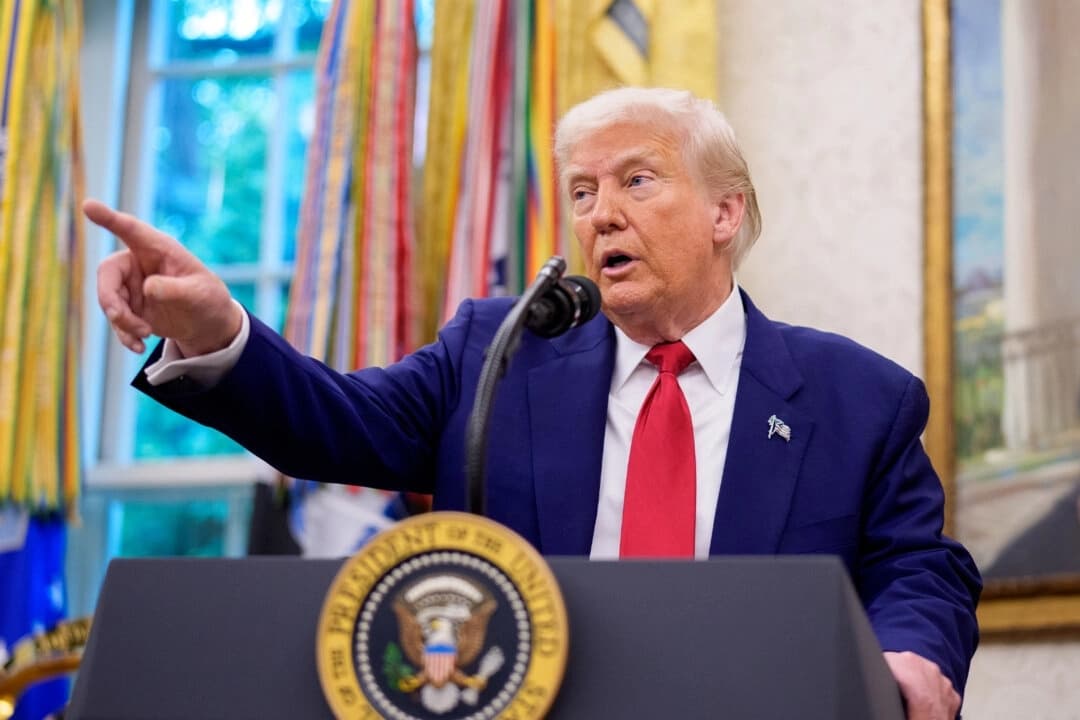 El presidente Donald Trump responde a una pregunta durante una ceremonia de juramento en el Despacho Oval de la Casa Blanca el 28 de mayo de 2025. (Andrew Harnik/Getty Images)