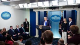 Trump dice que volvería a bombardear Irán si enriqueciera el uranio