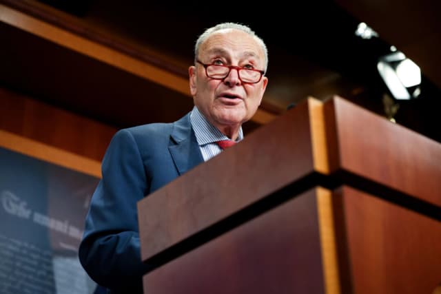 El líder de la minoría del Senado, Chuck Schumer (D-N.Y.), habla junto a senadores demócratas para presionar en el Capitolio de los Estados Unidos en Washington, el 6 de marzo de 2025. (Kayla Bartkowski/Getty Images)