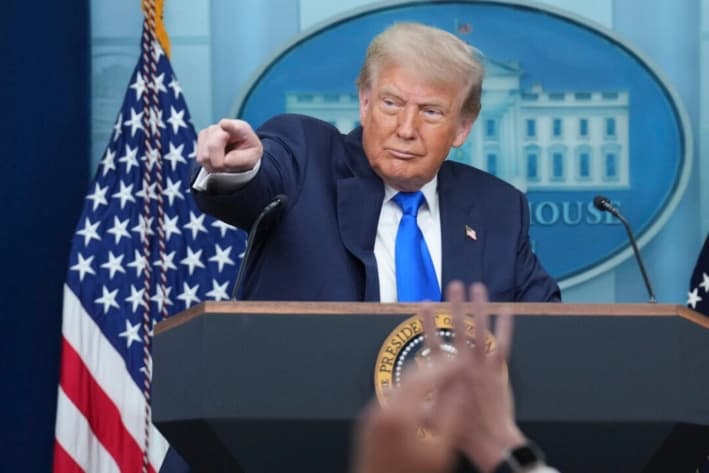 El presidente Donald Trump le indica a un periodista que responda a una pregunta mientras habla con los medios, en la sala de prensa de la Casa Blanca, el viernes 27 de junio de 2025. (AP/Jacquelyn Martin)