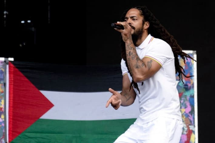 Bobby Vylan, del dúo británico Bob Vylan, actúa con una bandera palestina de fondo en el cuarto día del festival de Glastonbury en Somerset, suroeste de Inglaterra, el 28 de junio de 2025. (Oli Scarff/AFP vía Getty Images)