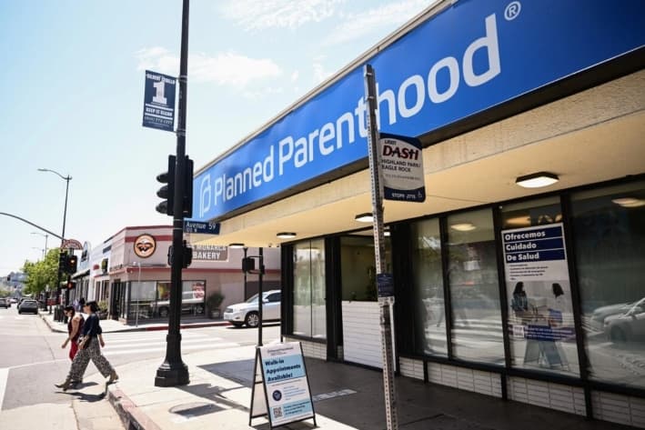 Carteles de Planned Parenthood afuera de una clínica, en Los Ángeles, el 16 de mayo de 2023. (Patrick T. Fallon/AFP/Getty Images)