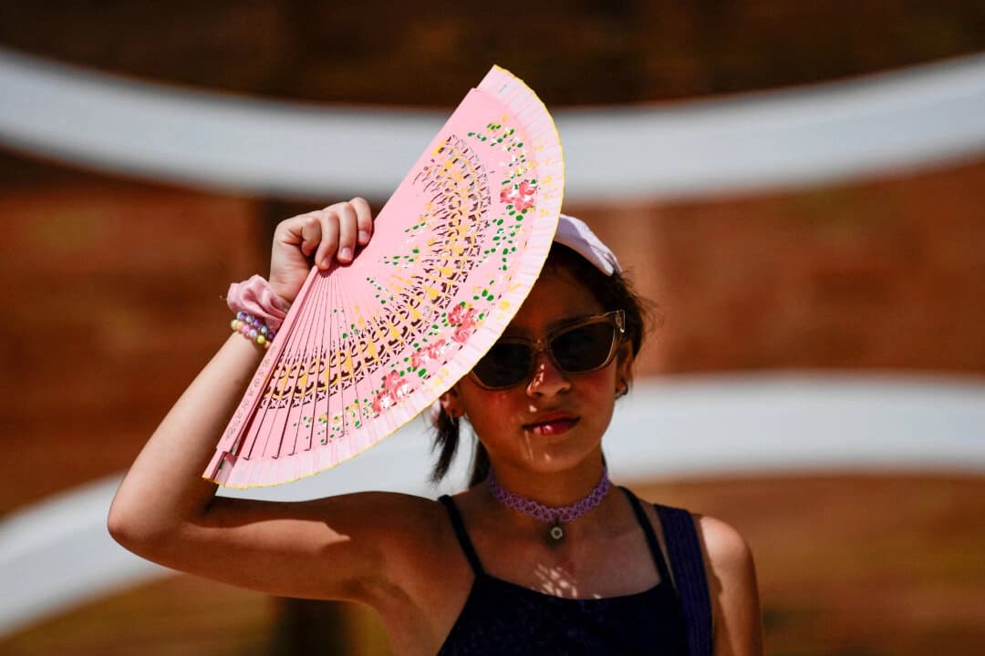 Una mujer se protege del sol en Sevilla, España, el 28 de junio de 2025. (Cristina Quicler/AFP vía Getty Images).
