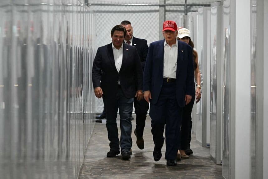 El gobernador de Florida, Ron DeSantis (izquierda), el presidente Donald Trump (centro) y la secretaria de Seguridad Nacional, Kristi Noem (derecha), visitan un centro médico durante una visita a un centro de detención de inmigrantes ilegales, apodado "Alligator Alcatraz", situado en el aeropuerto de entrenamiento y transición Dade-Collier, en Ochopee, Florida, el 1 de julio de 2025. (Andrew Caballero-Reynolds / AFP)