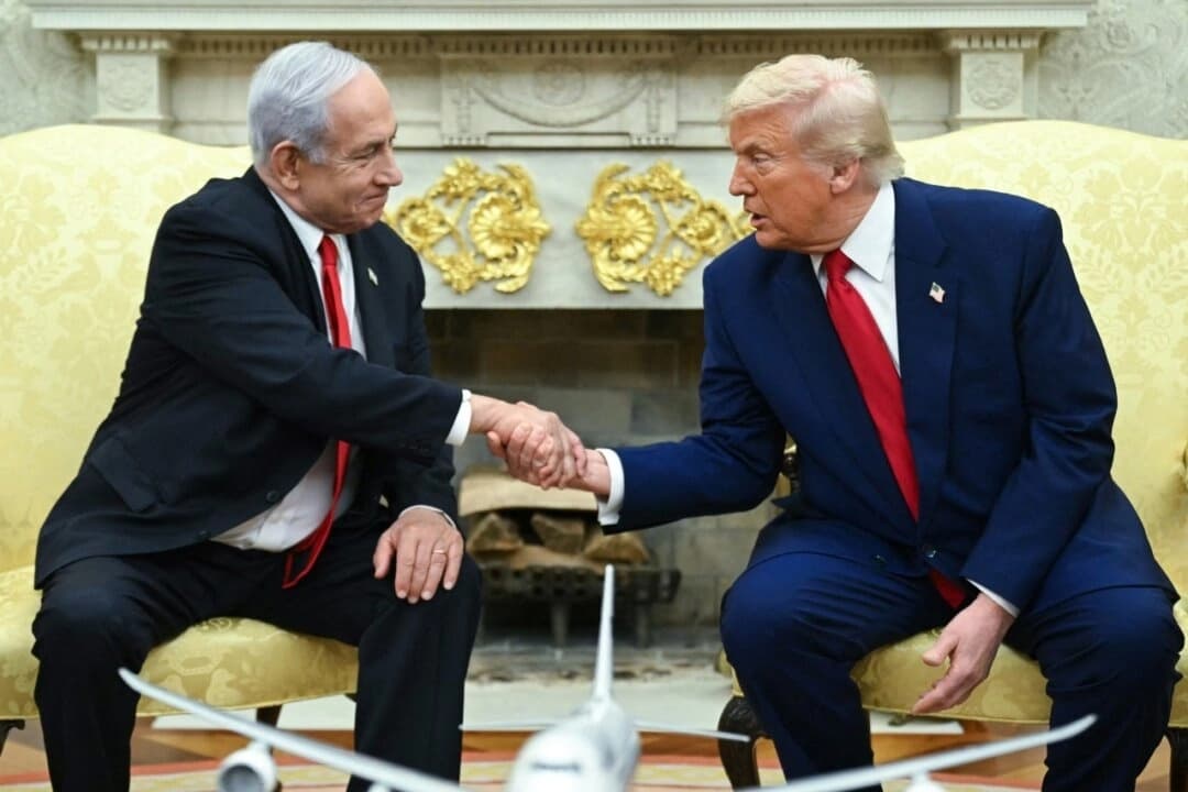 El presidente Donald Trump estrecha la mano del primer ministro israelí, Benjamin Netanyahu, durante una reunión en el Despacho Oval de la Casa Blanca el 7 de abril de 2025. (Saul Loeb/AFP a través de Getty Images)