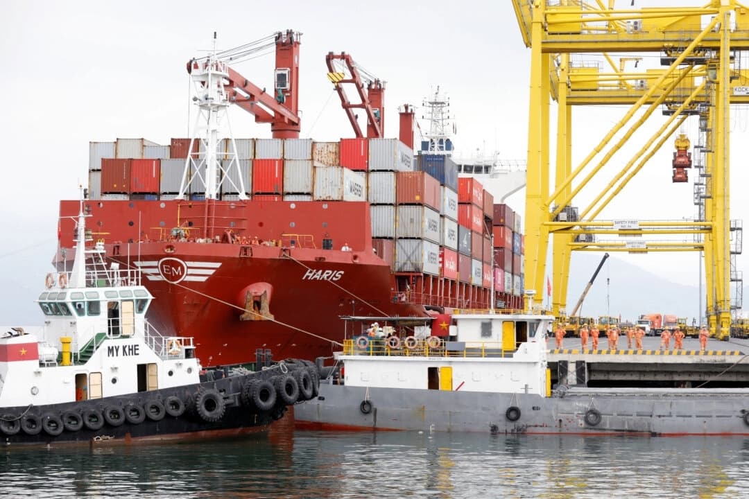 Contenedores son cargados en un barco en el puerto de Tien Sa, en la ciudad de Da Nang, Vietnam, el 6 de marzo de 2020. (Kham/Reuters)