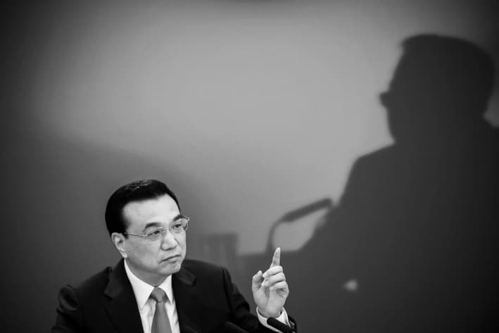 El primer ministro chino, Li Keqiang, responde a una pregunta durante la conferencia de prensa anual del régimen tras la sesión de clausura del Congreso Nacional Popular en el Gran Salón del Pueblo, en Beijing, el 15 de marzo de 2015. (Feng Li/Getty Images)