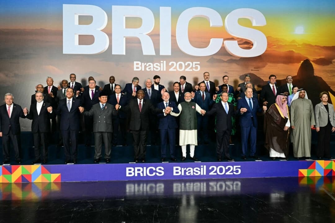 Los jefes de Estado y de Gobierno de los países miembros, socios y de compromiso externo posan para una foto de familia durante la cumbre del BRICS en Río de Janeiro, Brasil, el 7 de julio de 2025. (Pablo Porciuncula/AFP a través de Getty Images)