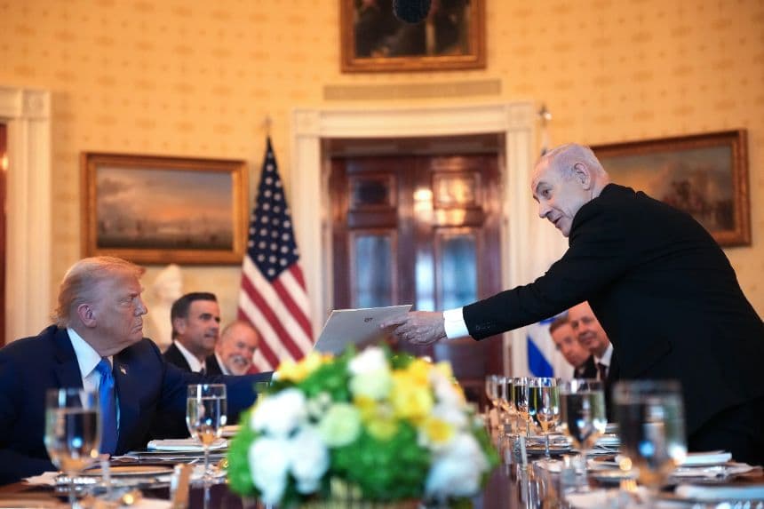 El presidente de los Estados Unidos, Donald Trump, recibe al primer ministro israelí, Benjamin Netanyahu, para una cena en el Salón Azul de la Casa Blanca el 7 de julio de 2025, en Washington, D.C. (Foto de Andrew Harnik/Getty Images)