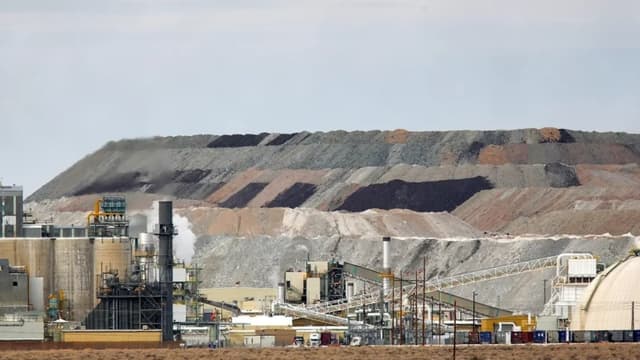 La mina Rio Tinto Borax en Boron, California, el 1 de febrero de 2010, un día después de que los propietarios de la mina despidieran a unos 540 trabajadores y trajeran sustitutos. Desde que comenzó su segundo mandato en enero, el presidente Donald Trump emitió una serie de órdenes ejecutivas que facilitan la concesión de permisos y aumentan la financiación para las empresas dedicadas a la extracción y refinación de minerales críticos. (David McNew/Getty Images)