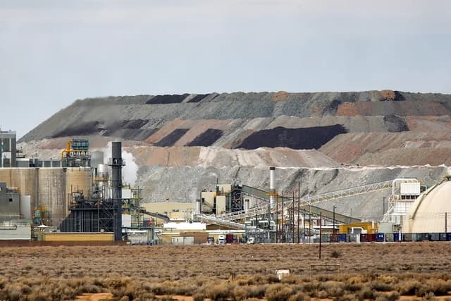 La mina Rio Tinto Borax en Boron, California, el 1 de febrero de 2010, un día después de que los propietarios de la mina despidieran a unos 540 trabajadores y trajeran sustitutos. Desde que comenzó su segundo mandato en enero, el presidente Donald Trump emitió una serie de órdenes ejecutivas que facilitan la concesión de permisos y aumentan la financiación para las empresas dedicadas a la extracción y refinación de minerales críticos. (David McNew/Getty Images)