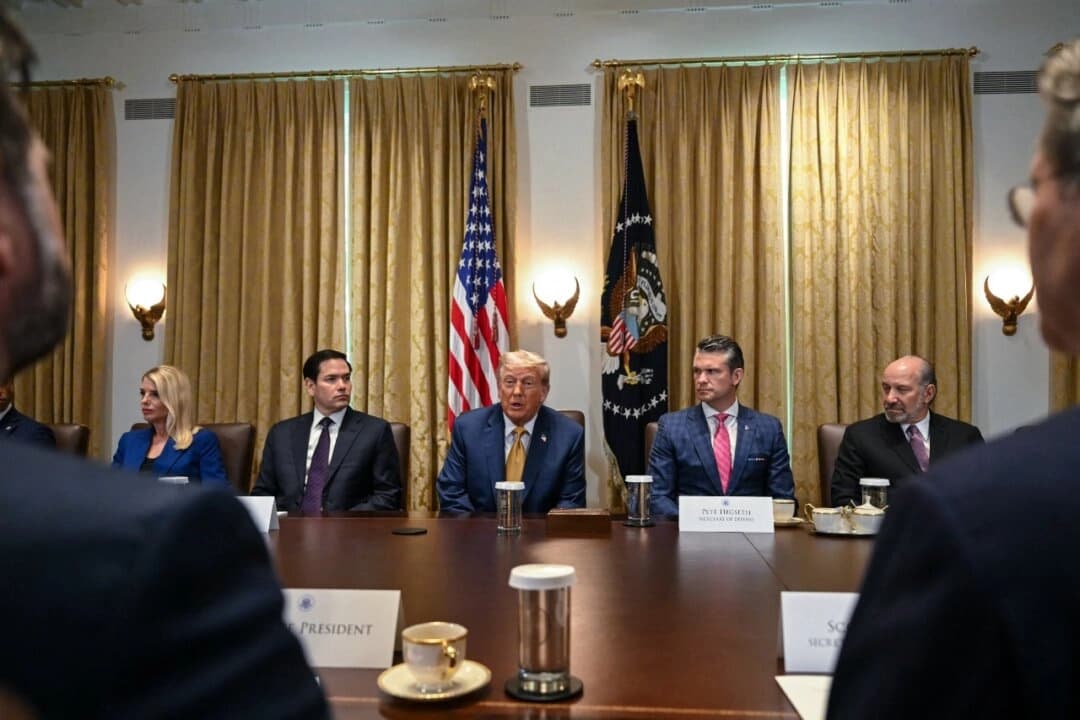 El presidente Donald Trump habla durante una reunión del Gabinete en la Sala del Gabinete de la Casa Blanca en Washington el 8 de julio de 2025. (Andrew Caballero-Reynolds/AFP a través de Getty Images)