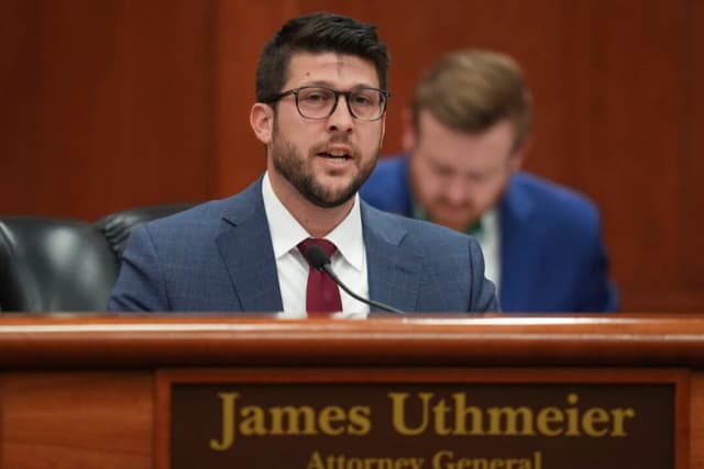 El fiscal general de Florida, James Uthmeier, habla durante una reunión entre el gobernador Ron DeSantis y el gabinete estatal en el Capitolio de Florida, en Tallahassee, Florida, el 5 de marzo de 2025. (Rebecca Blackwell / AP Photo).