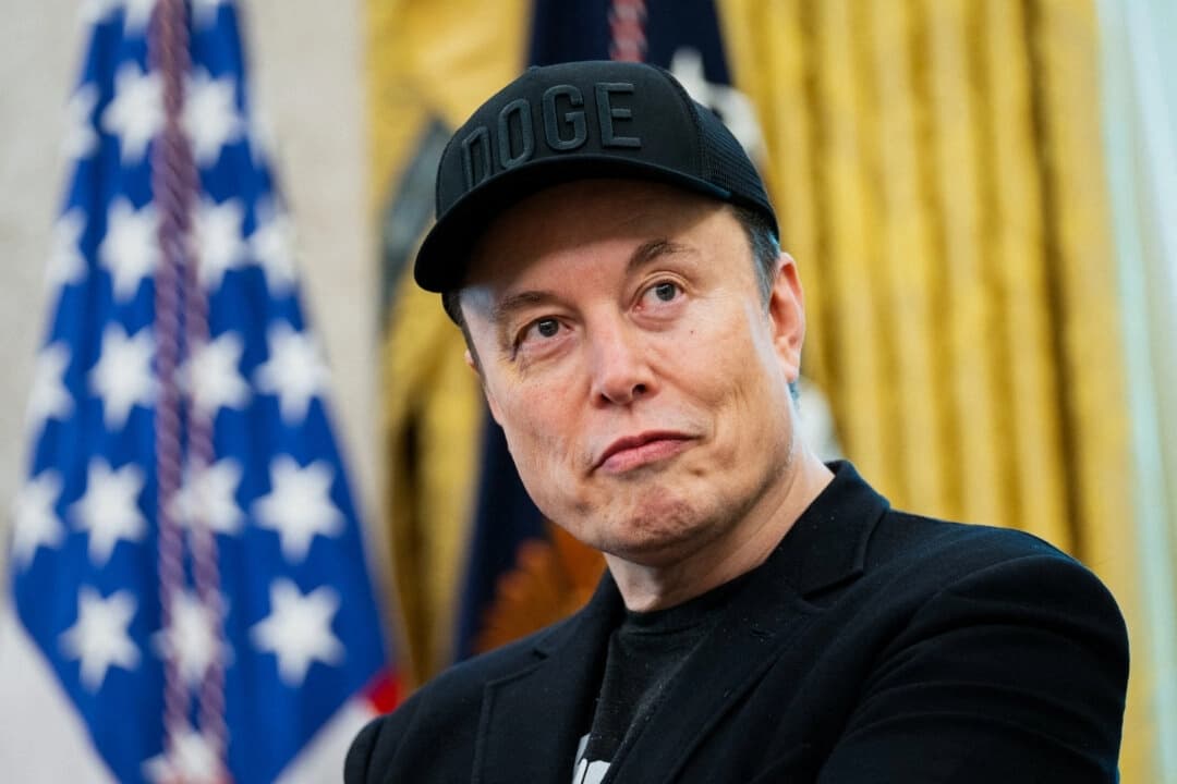 Elon Musk observa durante una rueda de prensa en el Despacho Oval de la Casa Blanca el 30 de mayo de 2025. (Allison Robbert/AFP a través de Getty Images)