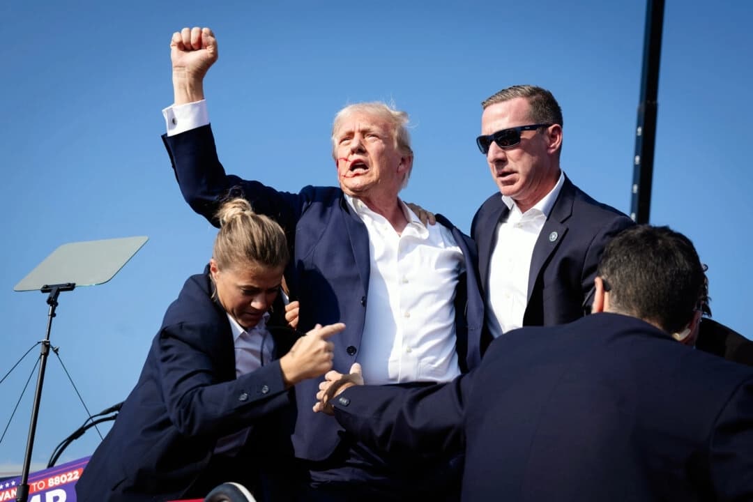 Agentes del Servicio Secreto de Estados Unidos se apresuran a proteger al expresidente Donald Trump tras los disparos efectuados durante un mitin electoral en Butler, Pensilvania, el 13 de julio de 2024. (Anna Moneymaker/Getty Images)
