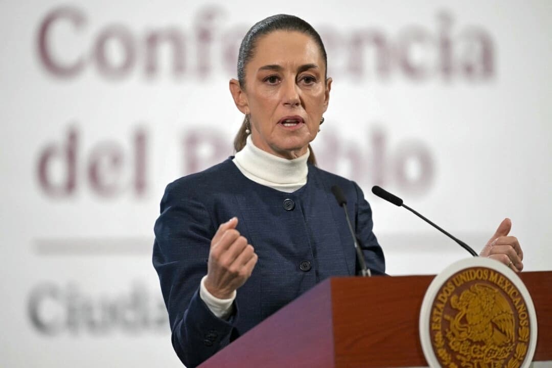 La presidenta de México, Claudia Sheinbaum, habla durante su rueda de prensa diaria en el Palacio Nacional de Ciudad de México, el 3 de febrero de 2025. (Yuri Cortez / AFP)