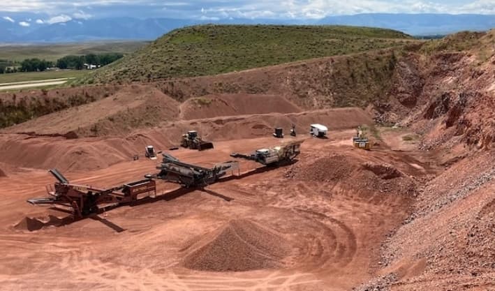 Ramaco Resources planea extraer más de 450 toneladas de tierras raras de su mina Brook de 1827 hectáreas, cerca de Ranchester, Wyoming. Allí, las niveladoras, cintas transportadoras y tamices permanecieron en silencio el 11 de julio de 2025, durante la ceremonia de inauguración de la mina en las oficinas y laboratorios cercanos de la compañía. (John Haughey/The Epoch Times)