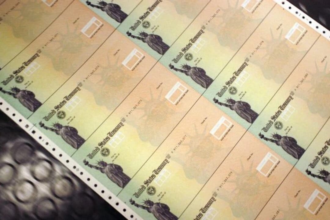 Cheques en blanco del Seguro Social pasan por una impresora en las instalaciones del Departamento del Tesoro de EE. UU. en Filadelfia, Pensilvania, el 11 de febrero de 2005. (William Thomas Cain/Getty Images)