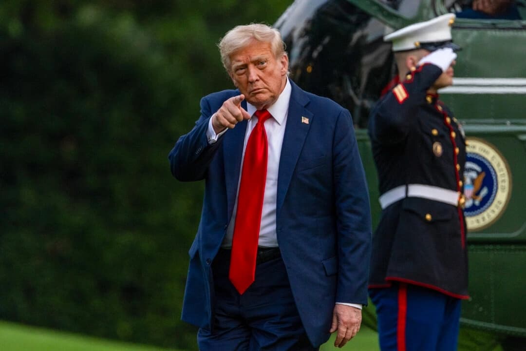 El presidente Donald Trump camina por el jardín sur de la Casa Blanca el 13 de julio de 2025. (Tasos Katopodis/Getty Images)