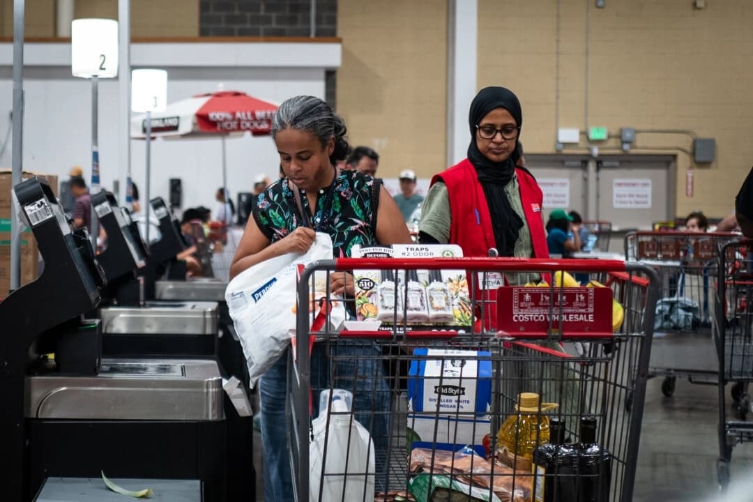 La gente compra en una tienda en Elkridge, Maryland, el 11 de julio de 2025. (Madalina Kilroy/The Epoch Times)