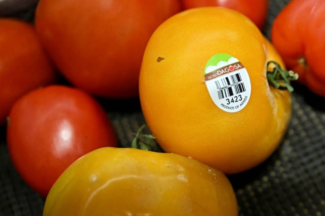 Tomates etiquetados como producto de México en una tienda de comestibles de Bethesda, Maryland, el 1 de febrero de 2025. (Annabelle Gordon/Reuters)