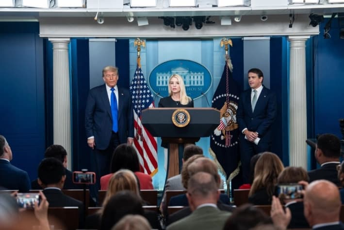 (De izq. a der.) El presidente Donald Trump, la fiscal general Pam Bondi y el fiscal general adjunto Todd Blanche hablan con periodistas en la sala de prensa James S. Brady de la Casa Blanca, el 27 de junio de 2025. (Madalina Kilroy/The Epoch Times)