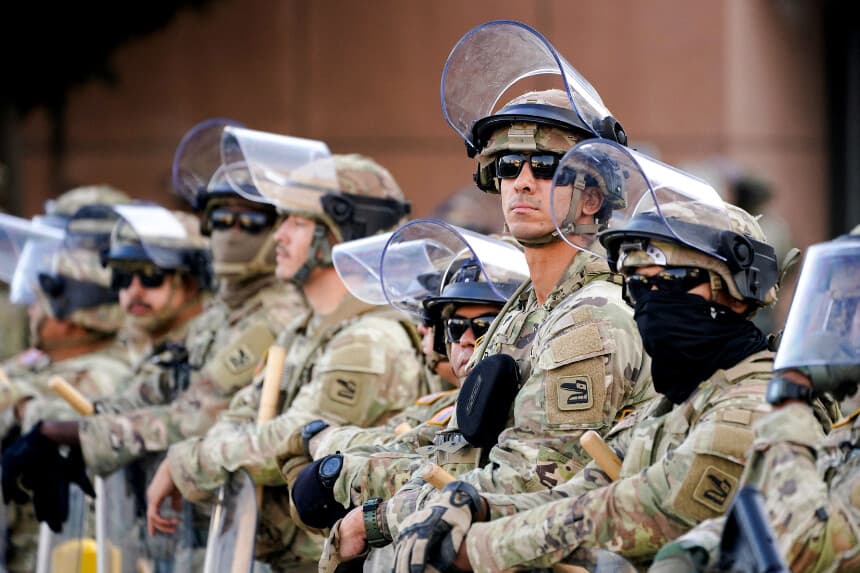 Miembros de la Guardia Nacional montan guardia frente al edificio federal Edward R. Roybal en Los Ángeles el 12 de junio de 2025. (David Ryder/Reuters).