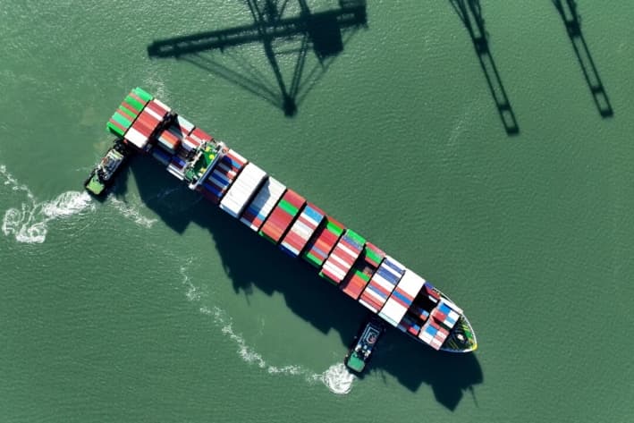 Un buque portacontenedores llega al puerto de Lianyungang, en la provincia de Jiangsu, China, el 14 de julio de 2025. (STR/AFP vía Getty Images)
