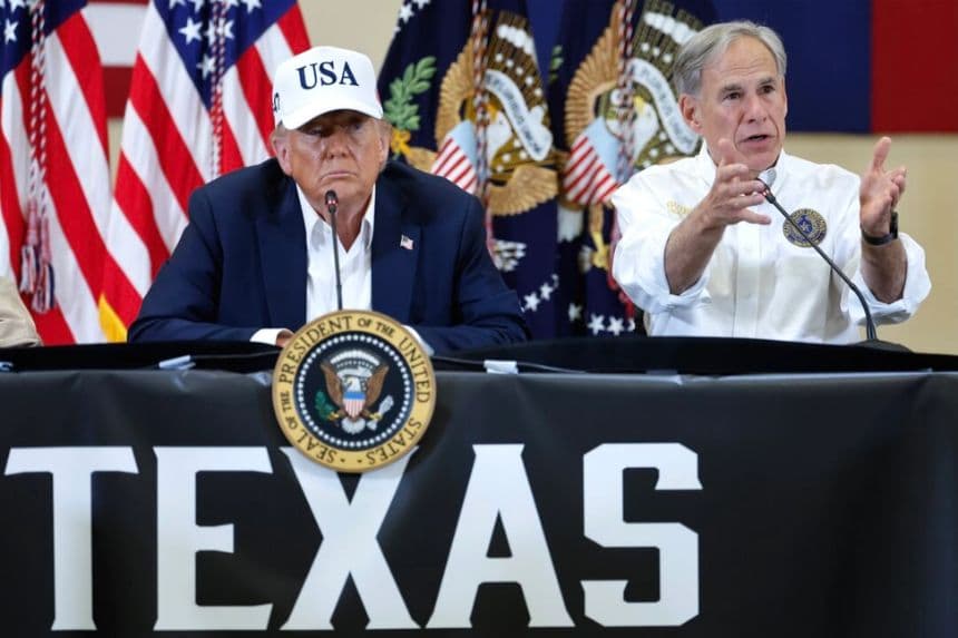El presidente Donald Trump, sentado junto al gobernador Greg Abbott (republicano), visita Texas el 11 de julio de 2025, tras las trágicas inundaciones repentinas ocurridas una semana antes. (Chip Somodevilla/Getty Images)