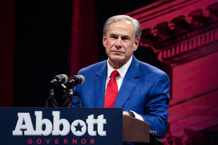 El gobernador de Texas, Greg Abbott, habla durante un evento de la Asociación Nacional del Rifle en el Centro de Convenciones Kay Bailey Hutchison de Dallas, el 18 de mayo de 2024. (Madalina Vasiliu/The Epoch Times)