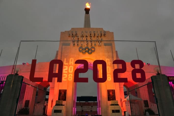 Un cartel de LA 2028 frente al pebetero olímpico en el Los Angeles Memorial Coliseum, el 13 de septiembre de 2017. (Richard Vogel/AP Photo)