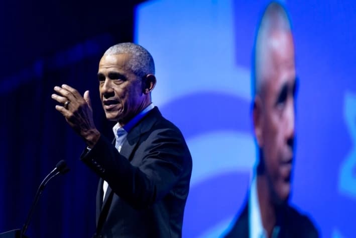 El expresidente Barack Obama se dirige al Foro de la Democracia 2024 de la Fundación Obama, en Chicago, el 5 de diciembre de 2024. (Scott Olson/Getty Images)