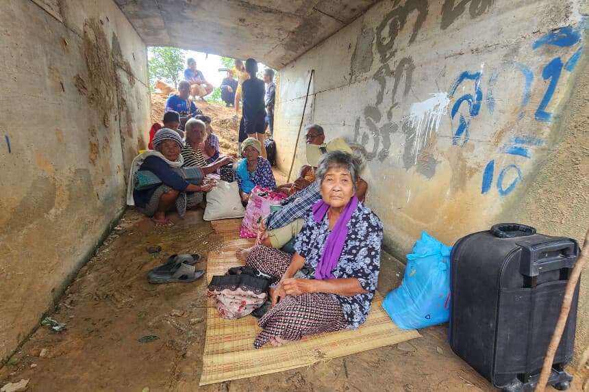 Los tailandeses que huyeron de los enfrentamientos entre soldados tailandeses y camboyanos se refugian en la provincia de Surin, Tailandia, el 24 de julio de 2025. (Sunny Chittawil/AP).