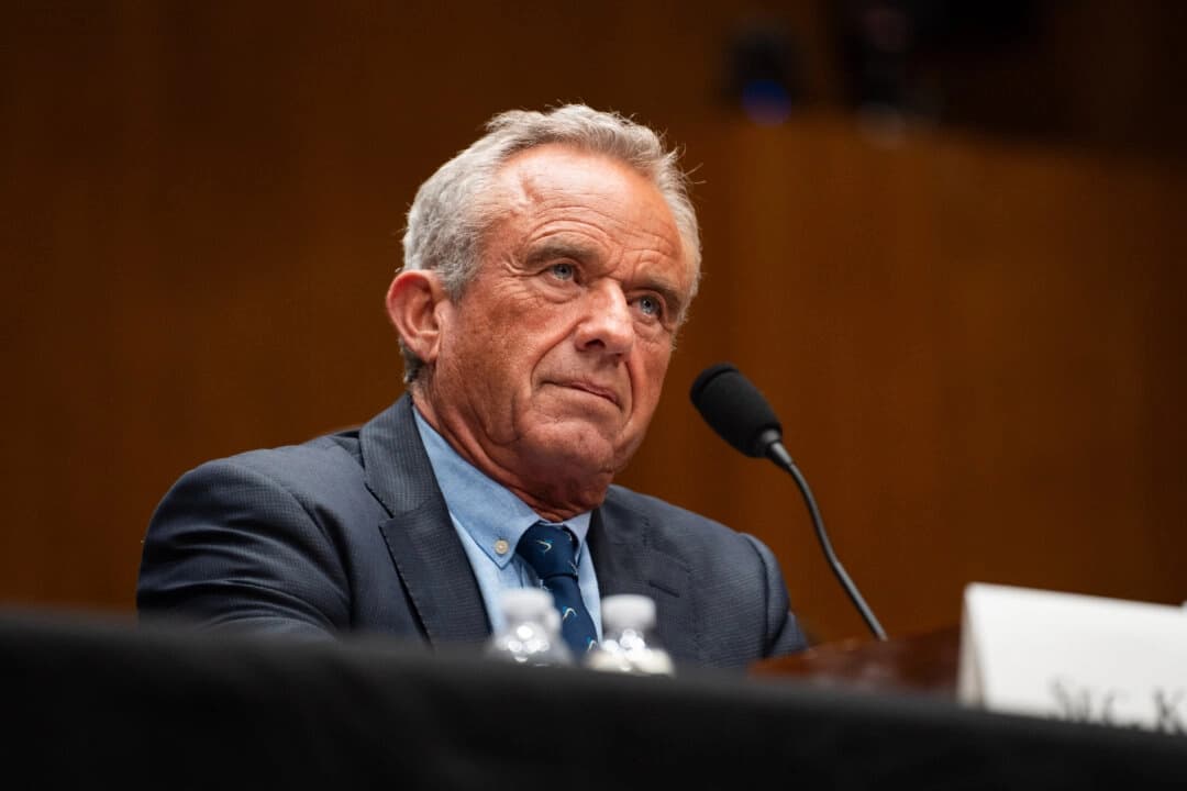 El secretario de Salud, Robert F. Kennedy Jr., testifica ante el Comité de Salud, Educación, Trabajo y Pensiones (HELP) del Senado en el Capitolio, en Washington, el 14 de mayo de 2025. (Madalina Vasiliu/The Epoch Times)