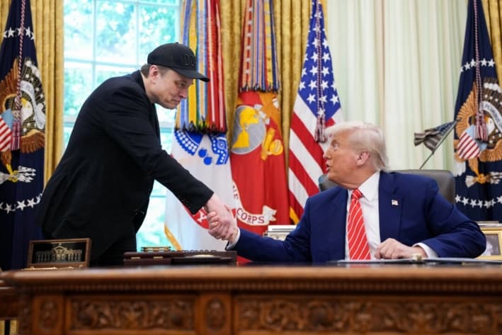 Elon Musk, director ejecutivo de Tesla, estrecha la mano del presidente Donald Trump mientras hablan con periodistas en la Oficina Oval, el 30 de mayo de 2025. (Kevin Dietsch/Getty Images)