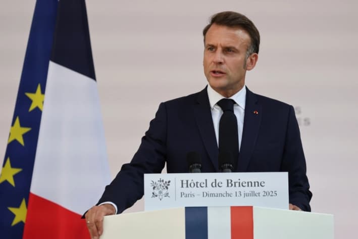 El presidente francés, Emmanuel Macron, habla en el Hotel Le Brienne antes del desfile del Día de la Bastilla en París, Francia, el 13 de julio de 2025. (Ludovic Marin/Pool vía AP)