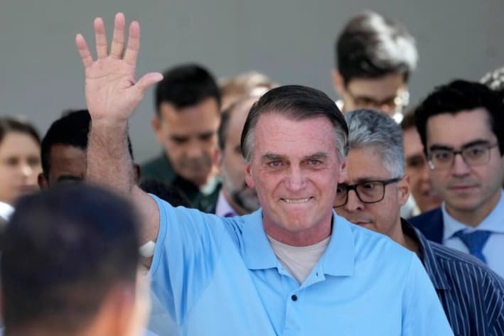 El expresidente brasileño Jair Bolsonaro saluda a sus partidarios al salir del hospital después de una cirugía, en Brasilia, Brasil, el 4 de mayo de 2025. (Eraldo Peres/AP Photo)