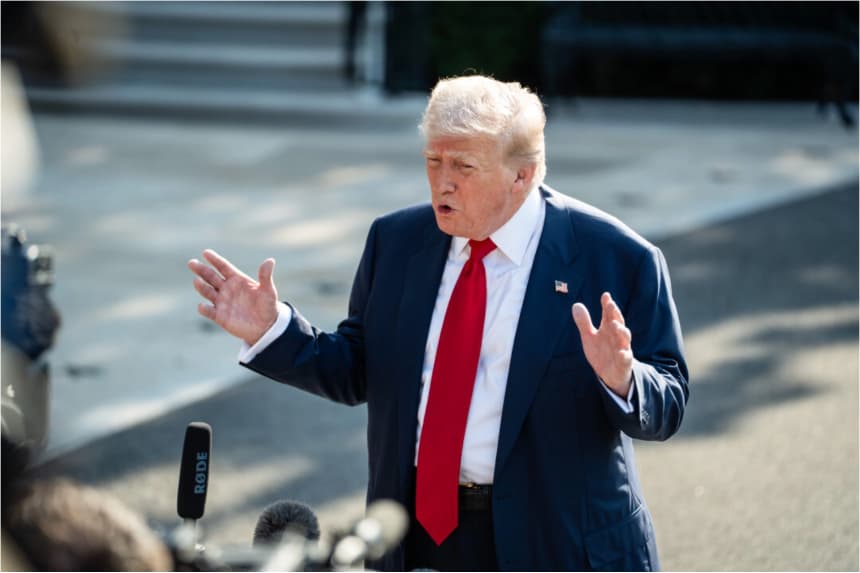 El presidente Donald Trump habla con la prensa antes de partir hacia Escocia desde la Casa Blanca el 25 de julio de 2025. Madalina Kilroy/The Epoch Times